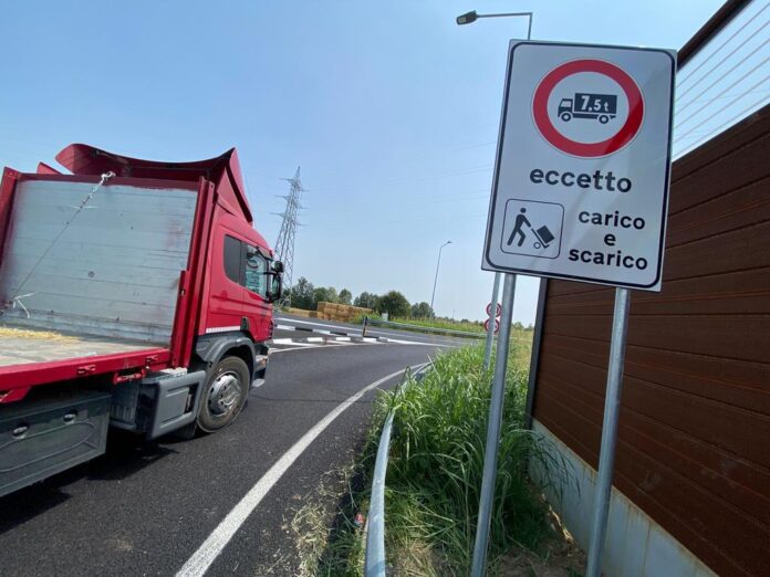 Mezzi pesanti in strada non permessa