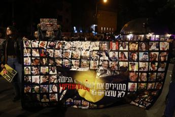 Netanyahu rifiuta richieste di Hamas. La protesta delle famiglie degli ostaggi