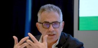 Pregliasco parla di covid a Barletta, gli tirano un sasso sul palco