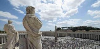 Prova a entrare armato di coltello in piazza San Pietro: bloccato dagli agenti