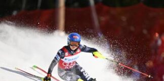 Shiffrin cade nella discesa di Cortina, portata via in elicottero