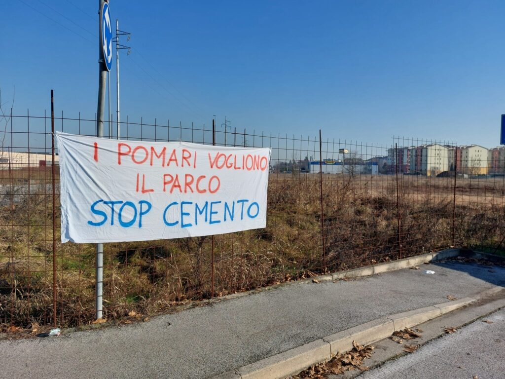 Striscione ai Pomari (foto Maurizio Morelli)