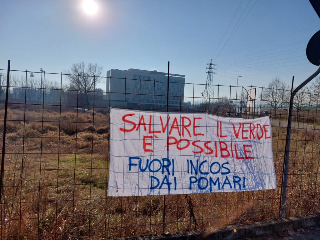 Striscione di fronte all'area Pomari a rischio cementificazione ulteriore (foto Maurizio Morelli)