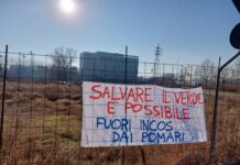 Timori del Comitato Pomari per l’ulteriore cementificazione dell’area. In assenza del sindaco risponde l’ass. Balbi: “tavolo aperto con Agrifutura – Incos” Striscione di fronte all'area Pomari a rischio cementificazione ulteriore (foto Maurizio Morelli)