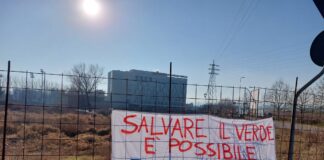 Timori del Comitato Pomari per l’ulteriore cementificazione dell’area. In assenza del sindaco risponde l’ass. Balbi: “tavolo aperto con Agrifutura – Incos” Striscione di fronte all'area Pomari a rischio cementificazione ulteriore (foto Maurizio Morelli)