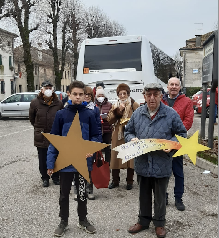 Un gruppo dell'Opera Pia Re Magi in partenza in bus