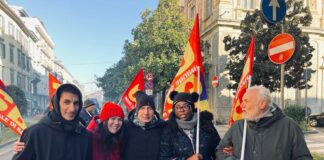 Usb: la forbice salariale espone le donne ad un ulteriore sfruttamento Gruppo manifestanti USB con esponenti sindacali Annarita Simone, seconda da sinistra, Massimo D’Angelo e Germano Raniero (primo da destra)