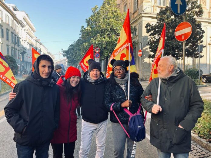 Gruppo manifestanti USB con esponenti sindacali Annarita Simone, seconda da sinistra, Massimo D’Angelo e Germano Raniero (primo da destra)