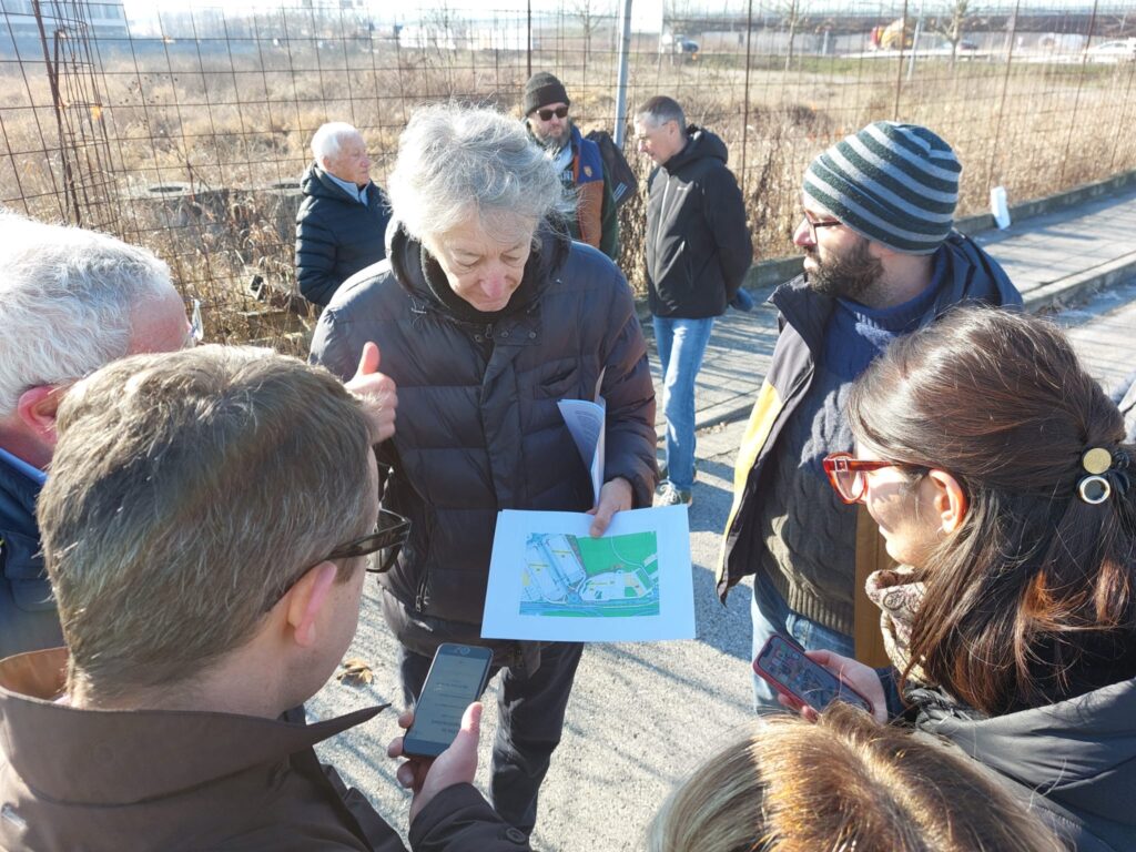 Valter Fabris (Comitato Pomari) parla ai colleghi della stampa (foto Maurizio Morelli)