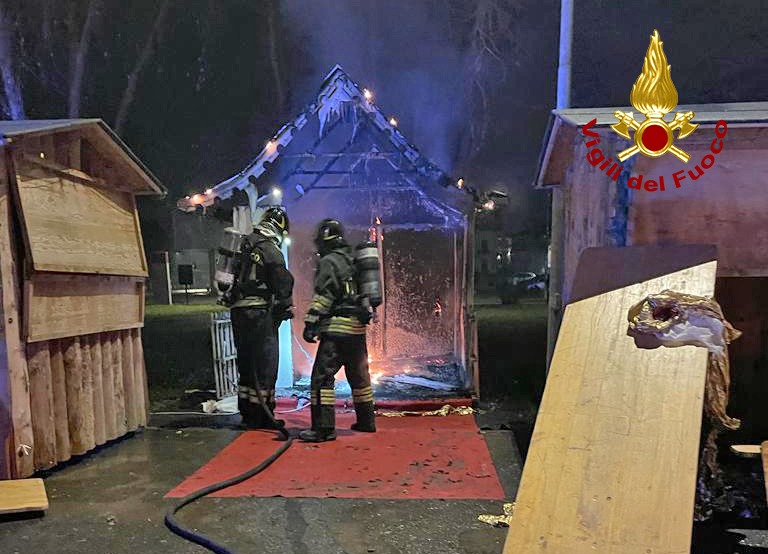 Vigili del fuoco spengono incendio di una casetta in legno del mercatino di Natale in Via Oppi a Bolzano Vicentino