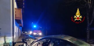 Asiago, automobile sbanda e centra una casa: due feriti. È la seconda volta che succede nel giro di due settimane