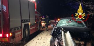 Schio, con l’auto contro il guardrail che penetra nell’abitacolo: autista miracolosamente illeso automobile contro guardrail schio