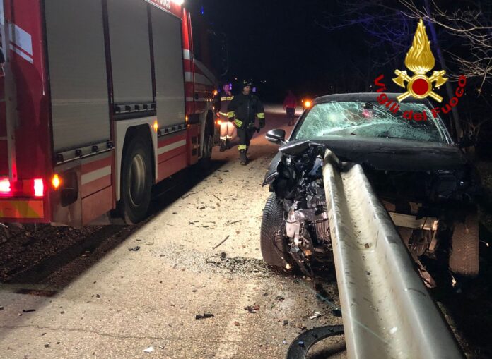 automobile contro guardrail schio