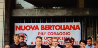 La nuova Bertoliana all’ex Tribunale di Santa Corona, un’opera da concludere e non da accantonare Sit-in davanti all’ex Tribunale con Jacopo Maltauro al centro con la giacca