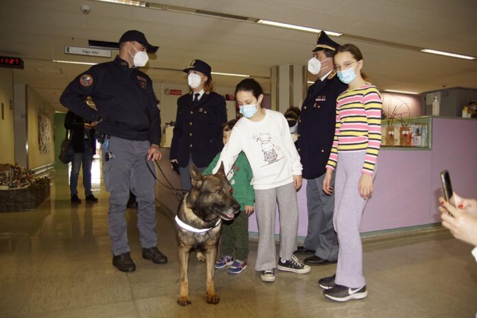 polizia visita bambini ospedale bassano