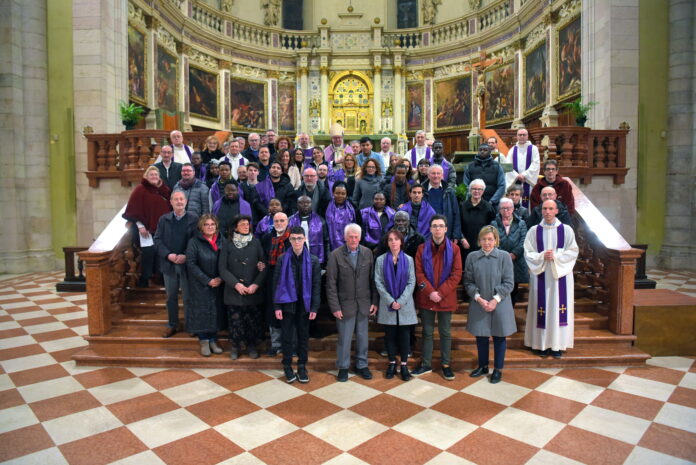 Diocesi di Vicenza, foto di gruppo dopo la celebrazione dei cent'anni dell'Ufficio catechistico e dei venti nuovi catecumeni.