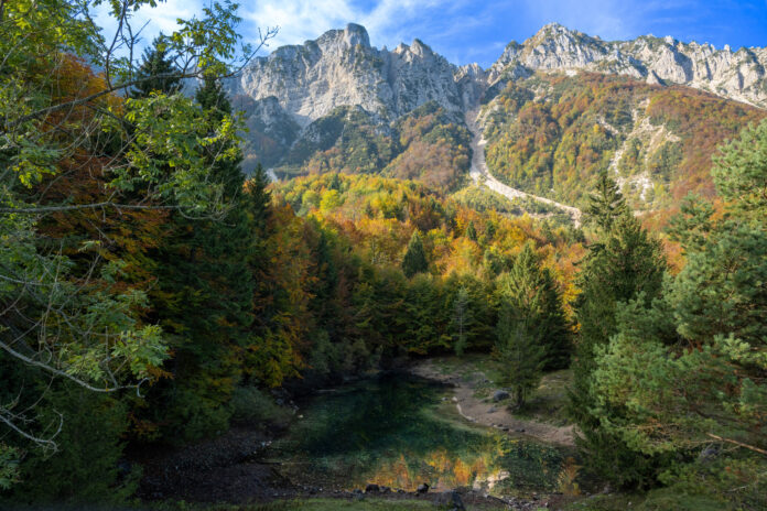 Un libro sulla toponomastica recoarese. Nella foto di Domenico Stefani, il paesaggio della Conca di Smeraldo