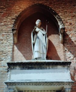 Cattedrale di S. Maria Annunciata e il monumento dedicato al vescovo
