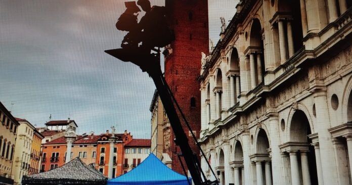 Cinema. Una troupe in piazza dei Signori