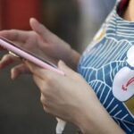 Controllo come segno d’amore e violenza in coppia, i dati choc sugli adolescenti in un report