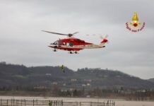 Maltempo, i Vigili del Fuoco portano in salvo decine di persone bloccate dall’acqua Maltempo, decine di persone messe in salvo dai Vigili del Fuoco
