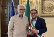 Adriano Bardin: un iconico portiere del L.R. Vicenza celebra il suo ottantesimo compleanno in sala Stucchi col sindaco Possamai L.R. Vicenza, l'ex portiere Adriano Bardin ha incontrato il sindaco Possamai in sala Stucchi