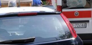 Lucca, uccide la moglie a coltellate in strada