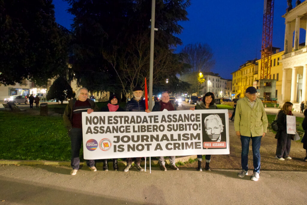 Manifestazione contro l'estradizione di Julian Assange (foto di Maurizio MorellI per ViPiu.it)