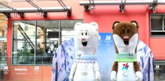 Milo e Tina, le mascotte delle Olimpiadi Milano Cortina in tour negli uffici Deloitte a Milano