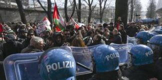 Napoli, scontri tra manifestanti pro Palestina e polizia davanti sede Rai: 10 feriti