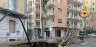Napoli, voragine in strada al Vomero: inghiottite 2 auto – Video