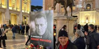 Navalny, fiaccolata in Campidoglio: contestata la Lega al grido di “vergogna, via via”