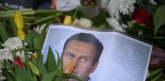 Navalny, ultimatum alla madre: accettare funerale segreto. Lei rifiuta