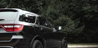 Parigi triplica il prezzo della sosta per i Suv: fino a 18 euro all’ora