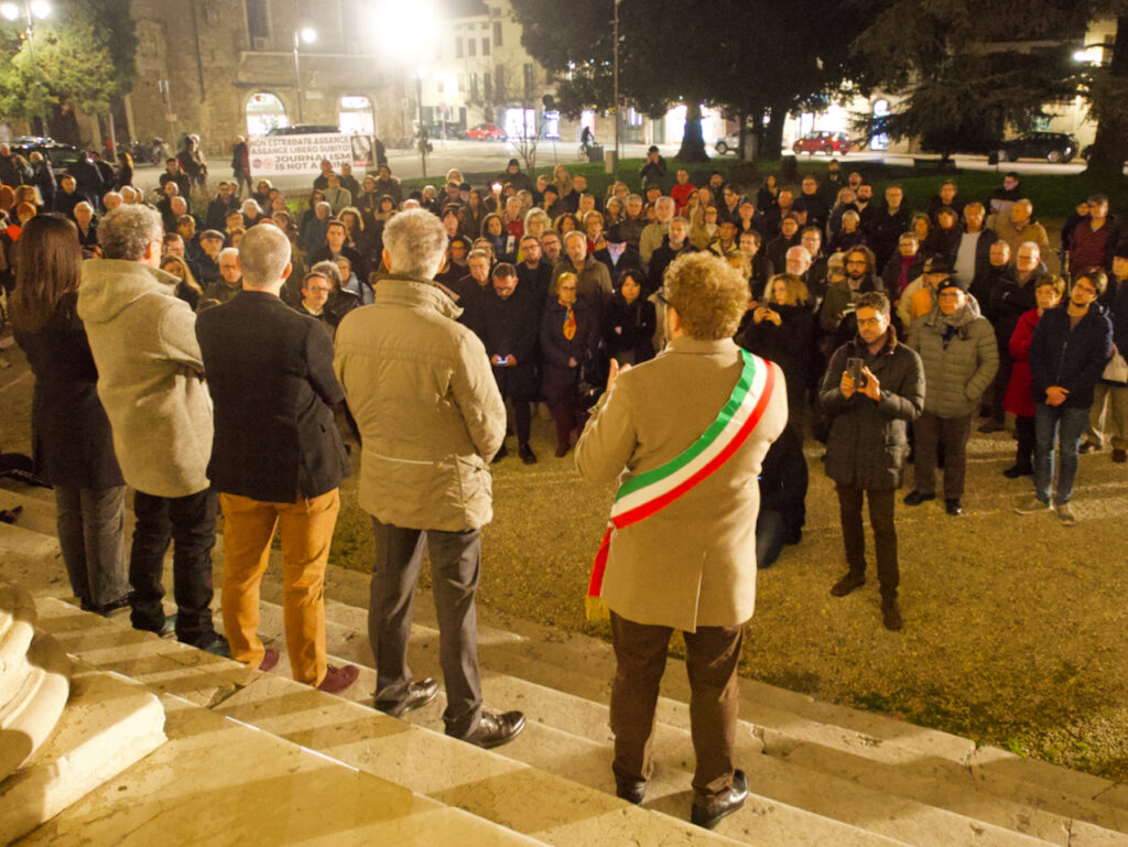 Partecipaziopne popolare alla manifestazione in memoria di Navalny con sullo sfondo quella per Assange (foto di Maurizio MorellI per ViPiu.it)