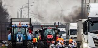 Protesta agricoltori assedia l’Europa, trattori bloccano i valichi di frontiera tra Olanda e Belgio