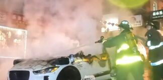 San Francisco, taxi a guida autonoma incendiato dalla folla