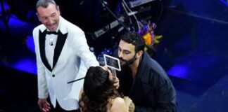 Sanremo 2024, Mengoni distribuisce il ‘preserbacino’: ecco il kit a prova di Festival