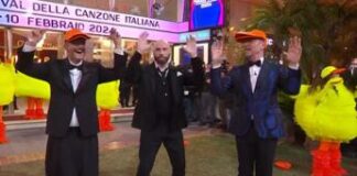 Sanremo, Fiorello fa ballare a John Travolta ‘Qua Qua Dance’ e Tarantella