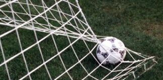 Scontro in campo durante Foggia-Catanzaro, medico salva giovane giocatore. “Non chiamatemi eroe”