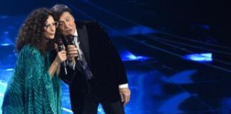 Teresa Mannino fa cantare Gianni Morandi, ovazione per ‘C’era un ragazzo’
