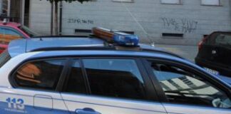 Torino, tensione sotto questura: antagonisti assaltano volante