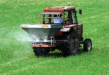 Legambiente alla “Marcia Stop Pesticidi” tra Cison di Valmarino e Follina (TV) contro sostanze chimiche per un futuro più sano Trattori che irrorano pesticidi