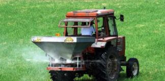 Legambiente alla “Marcia Stop Pesticidi” tra Cison di Valmarino e Follina (TV) contro sostanze chimiche per un futuro più sano Trattori che irrorano pesticidi