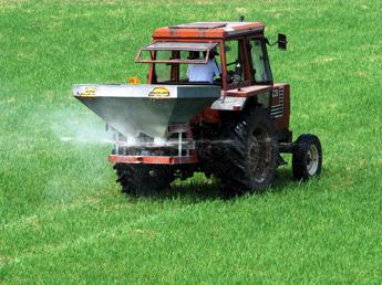 Trattori che irrorano pesticidi