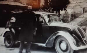 Umberto Pavan a Monte Berico davanti alla sua Fiat 1500 nel 1940