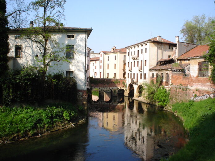 Veduta sul Retrone, uno dei fiumi di Vicenza, in particolare su Ponte delle Barche (fonte https://commons.wikimedia.org/wiki/File:Vicenza_Ponte_Barche_2006.jpg)