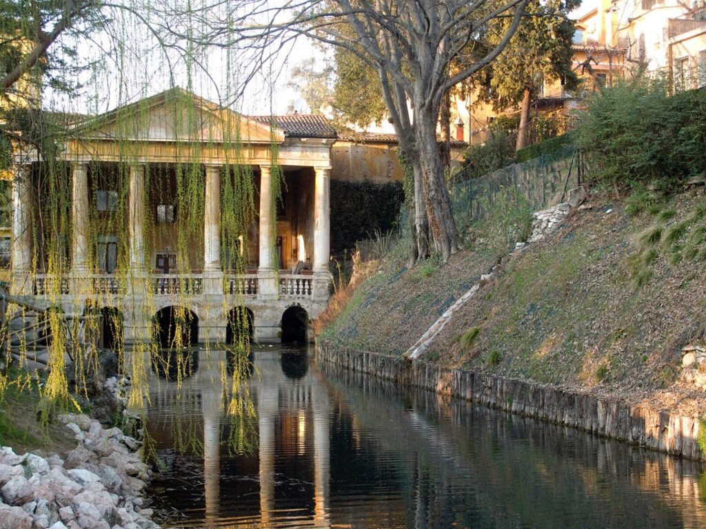 Veduta sul Seriola, uno dei fiumi di Vicenza, in particolare sulla Loggia Valmarana (fonte https://commons.wikimedia.org/wiki/File:Loggia_Valmarana.jpg)