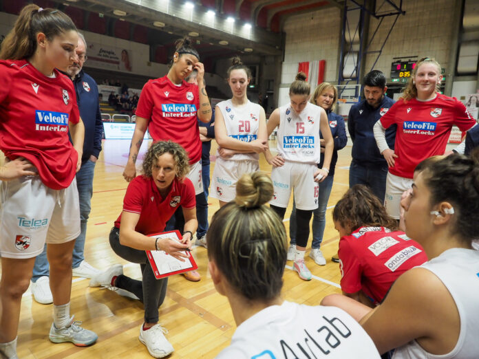 Velcofin Interlocks Vicenza, coach Francesca Zara con la squadra nella partita col Rovigo