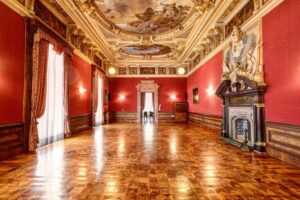 Villa-San-Fermo-un-maestoso-salone-1024x682